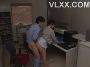 Gã quản lý biến thái địt em mẫu ảnh ngoài hành lang