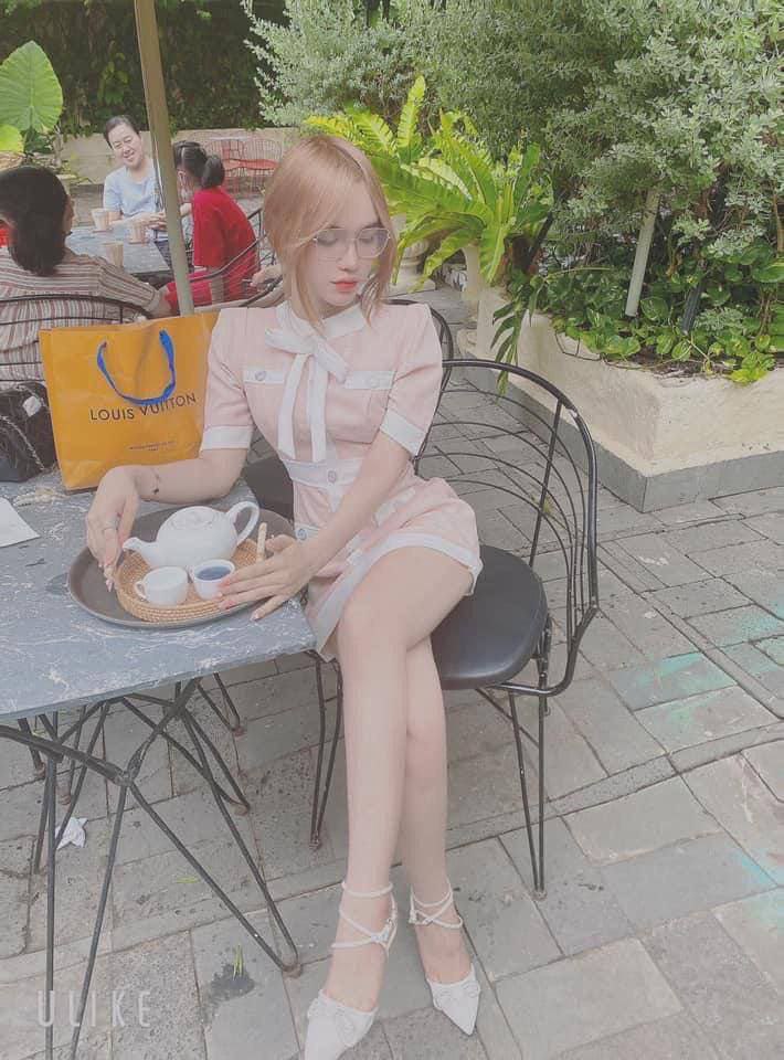 (Xác minh cử chỉ) Từ giường đến cầu thang rồi đến phòng khách, gọi video cho người hâm mộ trong suốt quá trình