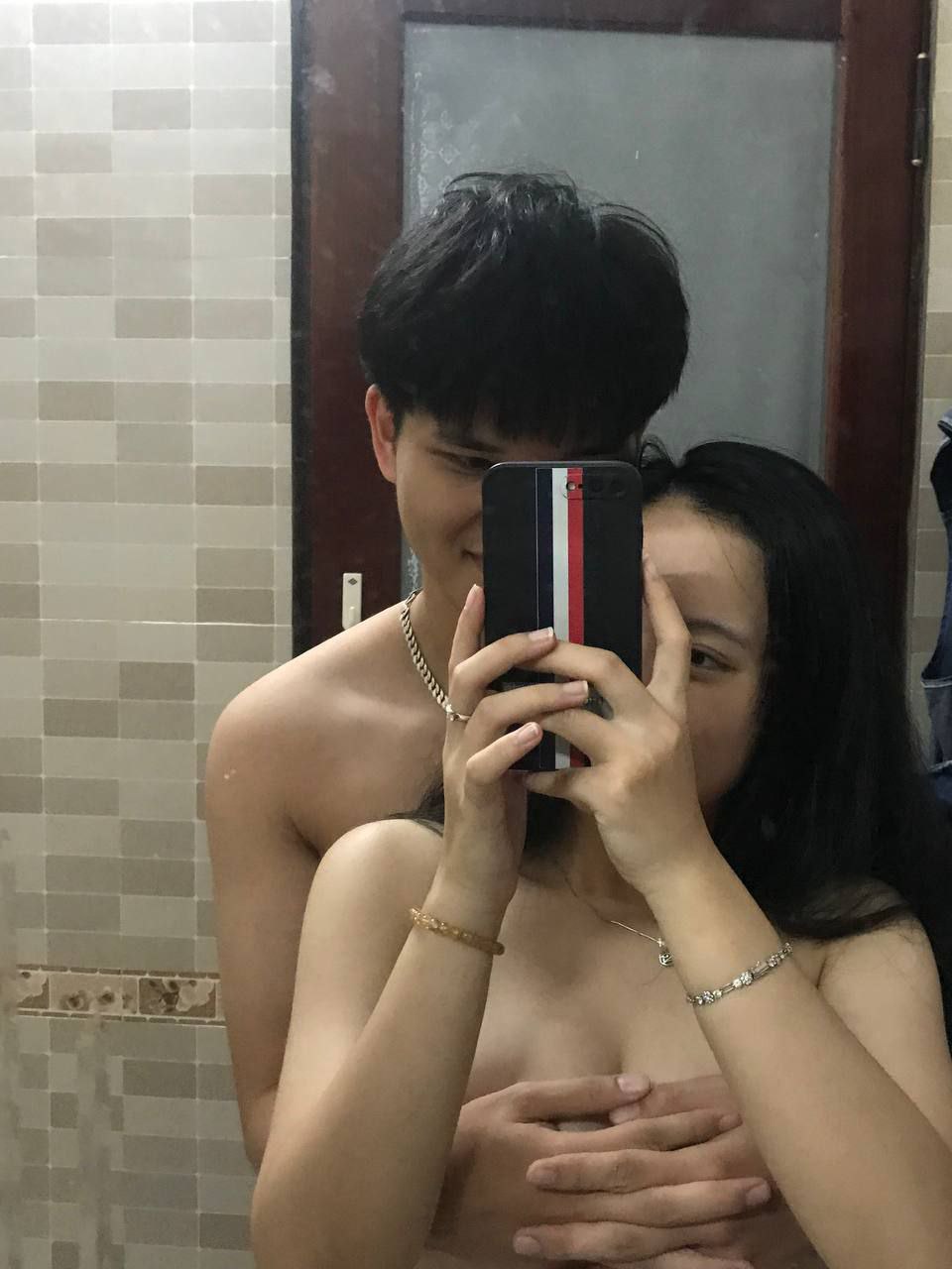 Em ghệ ghệ trú mưa với bộ dạng ướt sủng