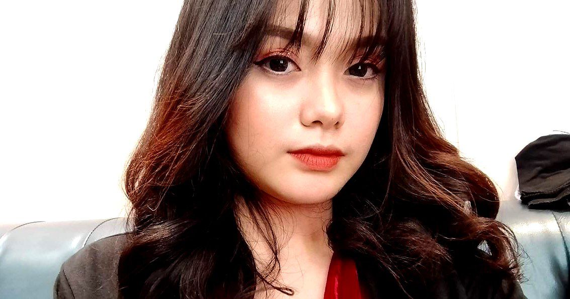Một người chơi với hai cô gái và cho họ xem mặt và quan hệ bằng miệng với những "của quý" lớn. Hãy xem hai cô gái hư hỏng hôn nhau, chơi đùa với bộ ngực và sờ mó âm hộ của họ. Có rất nhiều tinh dịch.
