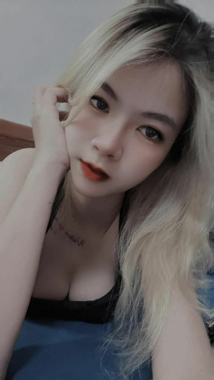 Lên tinder tìm người hẹn hò thì gặp phải chị quản lý xinh đẹp thiếu thốn ở công ty